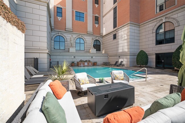 Building Photo - 1025 S Shepherd Dr