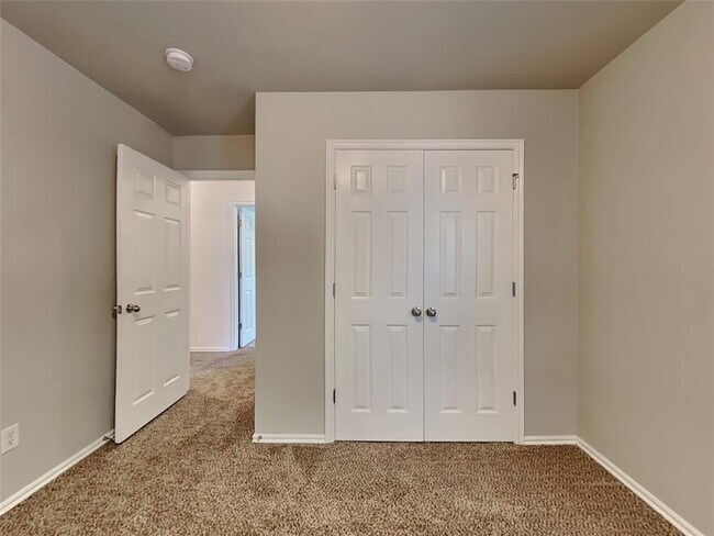 Building Photo - 4504 Applegate Dr