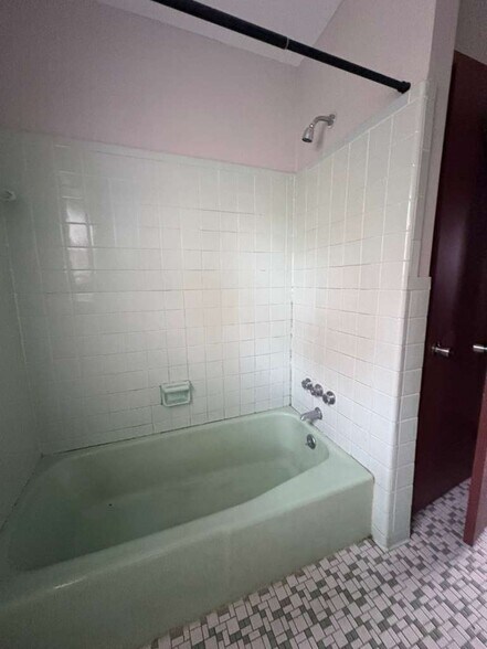 Building Photo - 185 Thompson St