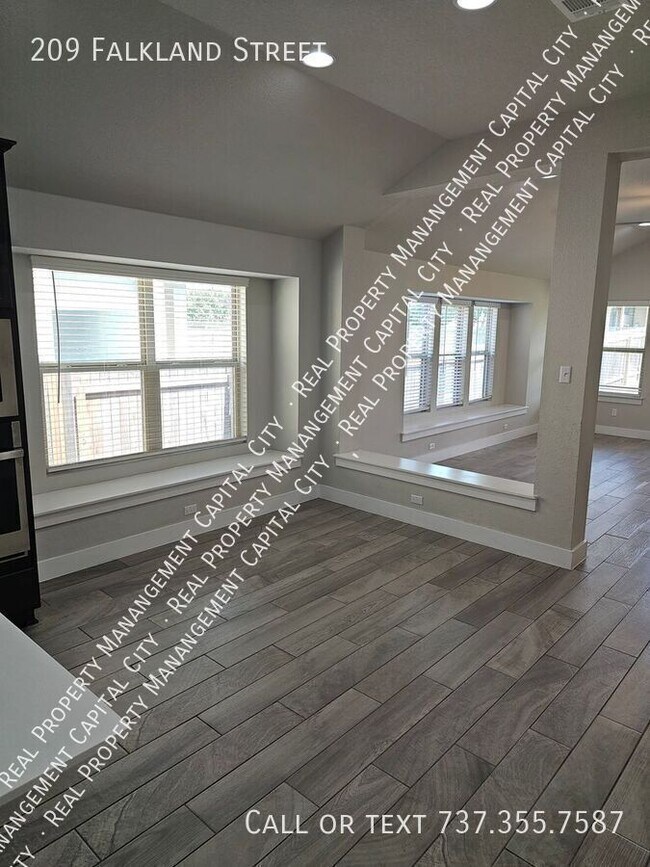 Building Photo - 209 Falkland St
