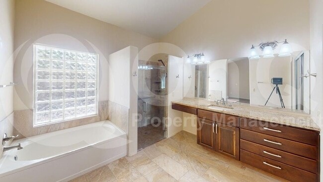 Building Photo - 990 S Avenida Los Reyes
