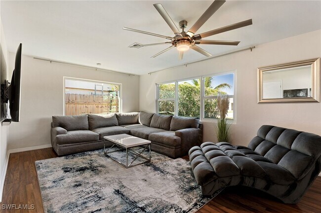 Building Photo - 714 105th Ave N