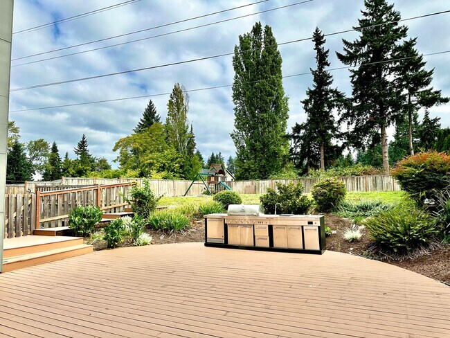 Building Photo - 6 BR / 4 BA – 4,100 SQ FT with Patio, Full Outdoor Grill, and Hot Tub