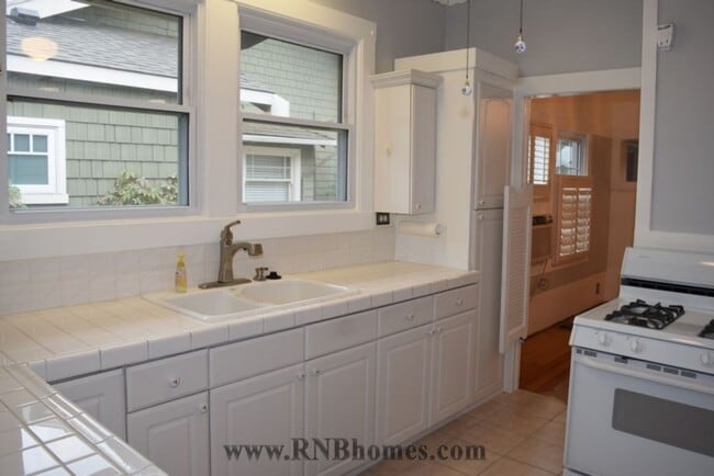 Building Photo - 1121 Dolores Way