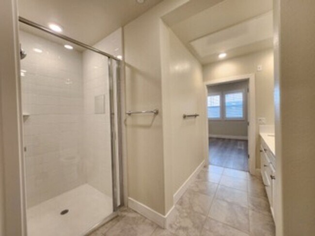 Building Photo - Upscale 2/2 Apartment in The Cannery!