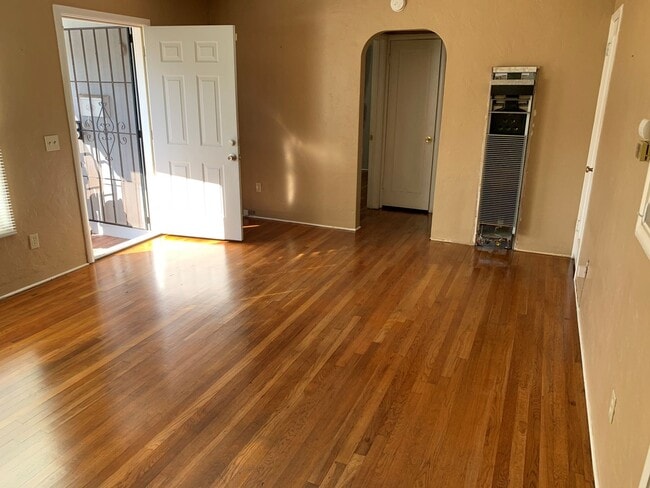 Building Photo - Two bedroom 1 bath