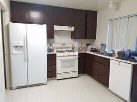 Building Photo - 725 Windwood Dr