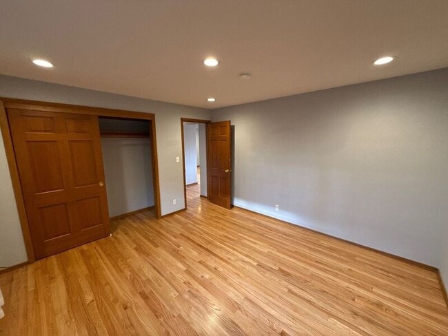 Building Photo - 610 Liberty St SE