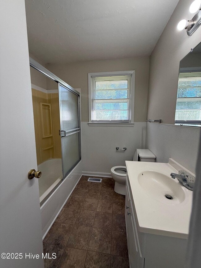Building Photo - 712 W Pineland Dr