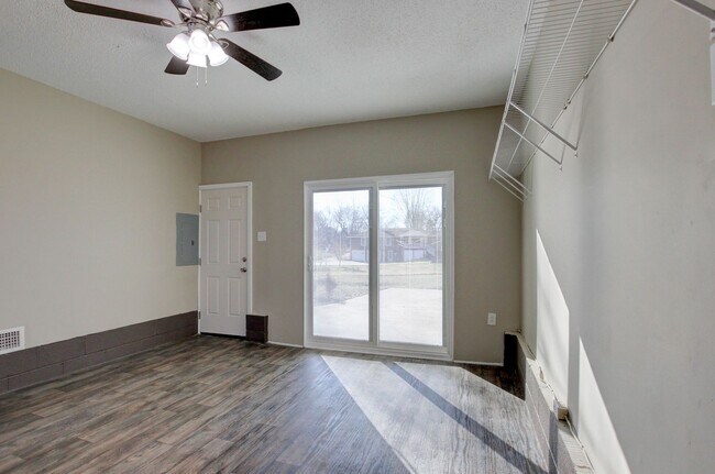 Building Photo - Three Bedroom Home Close to Ft. Campbell