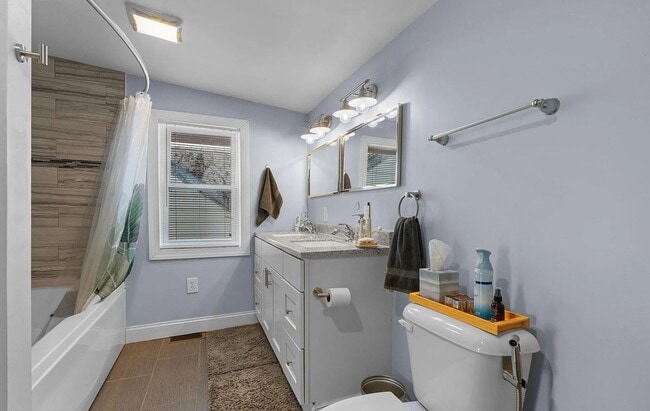 Building Photo - Beautiful 2 Bedroom Home on Verbeke St