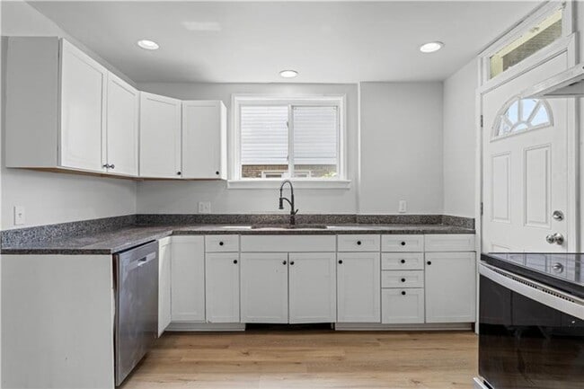 Building Photo - Spacious 4 Bedroom, 1 Bath Home in Crafton...