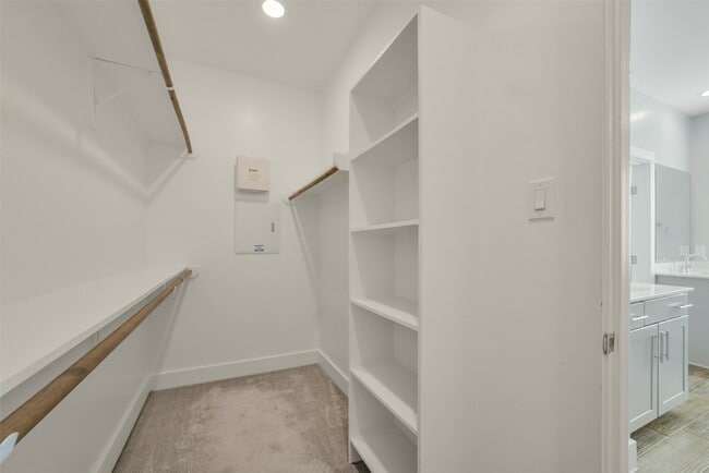 Building Photo - 720 W Donovan St