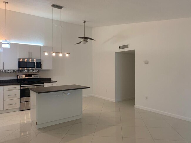 Building Photo - 907 NE 199th St