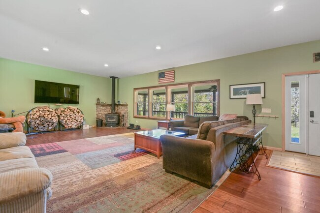 Building Photo - 1724 Calhoun Hill Rd