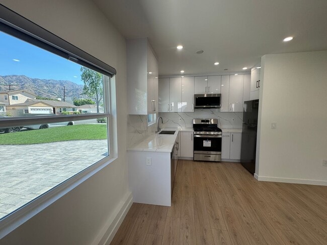 Building Photo - Newly Built Attached ADU in Prime Glenoaks...