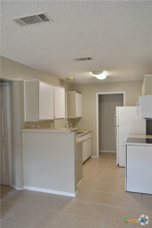 Building Photo - 2214 Carousel Dr