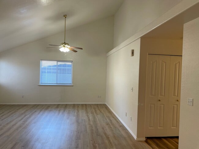 Building Photo - Very Nice 3 Bedroom 2 Bath Duplex-Located ...