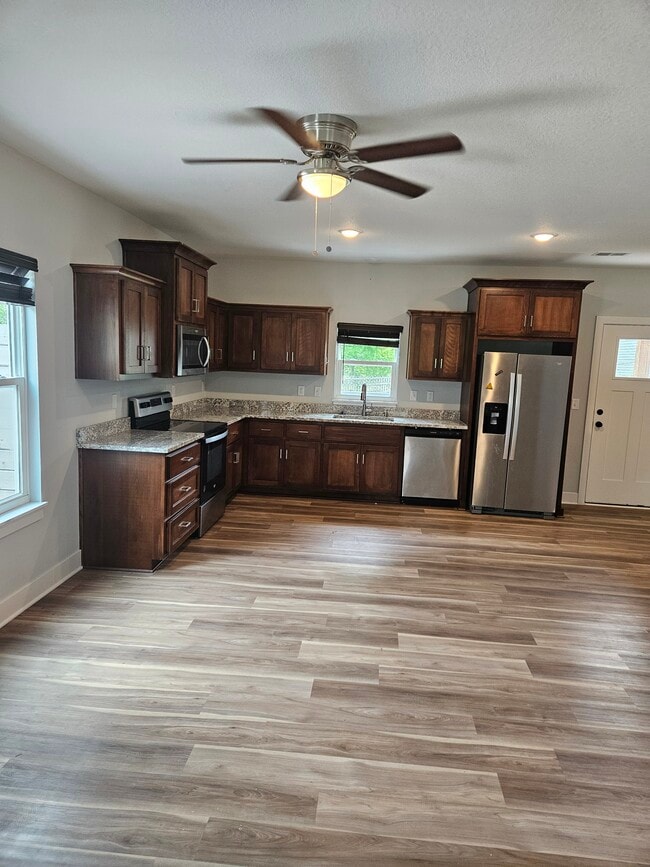 Building Photo - Oak Grove
