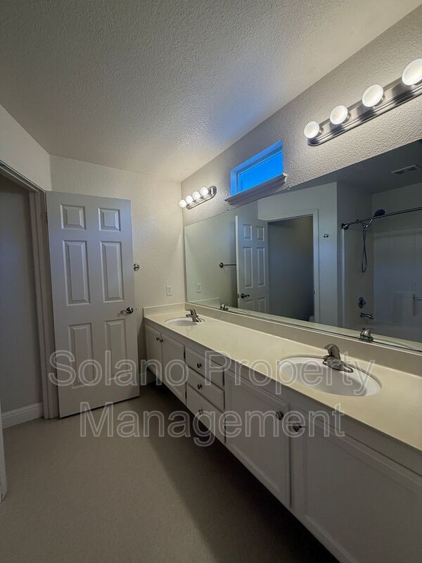Building Photo - 532 Blarney Cir