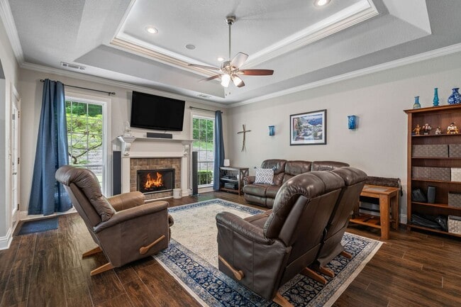 Building Photo - Luxury Living