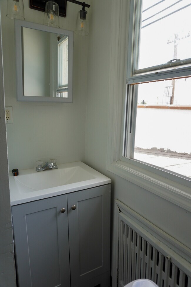 Building Photo - 427 Custer Ave