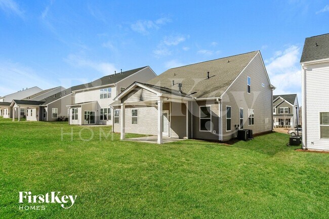 Building Photo - 562 Hillpark Ln