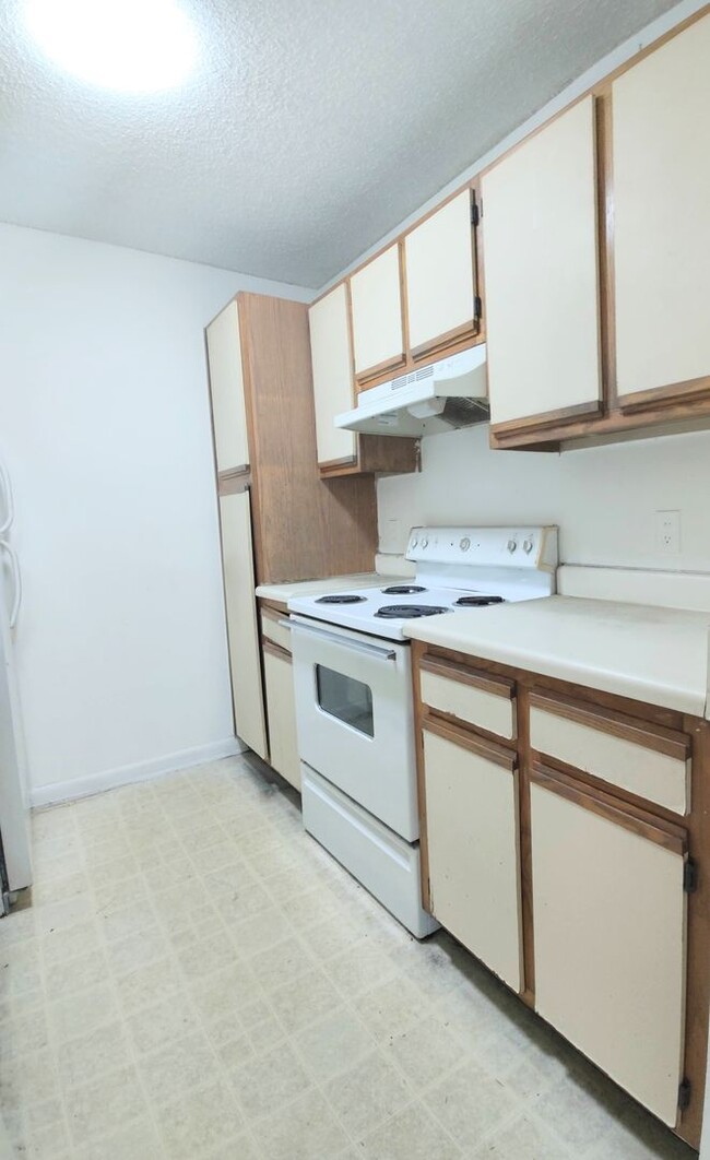 Building Photo - Spacious 1 bedroom 1 bath unit