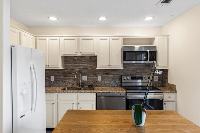 Building Photo - Charming 2-Bedroom home with Front and Rear Balconies