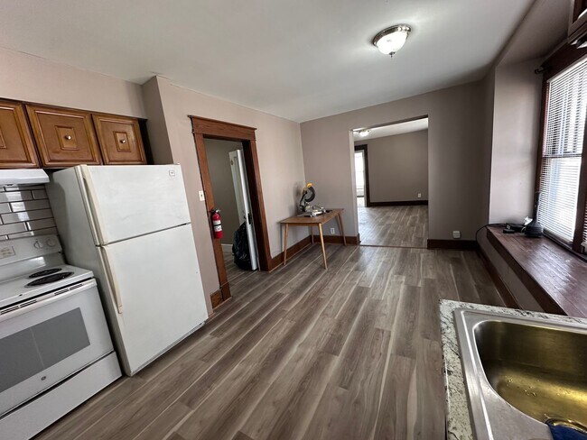 Building Photo - 109 E Stewart Rd