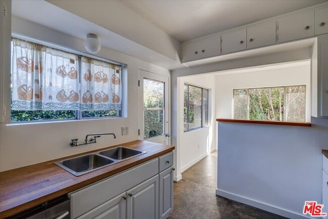 Building Photo - 3171 Silver Lake Blvd