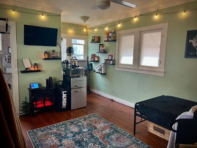 Building Photo - Cute and Cozy Studio in Los Angeles w/ Gar...