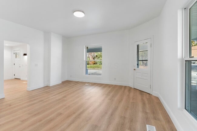 Building Photo - 89 Maple St