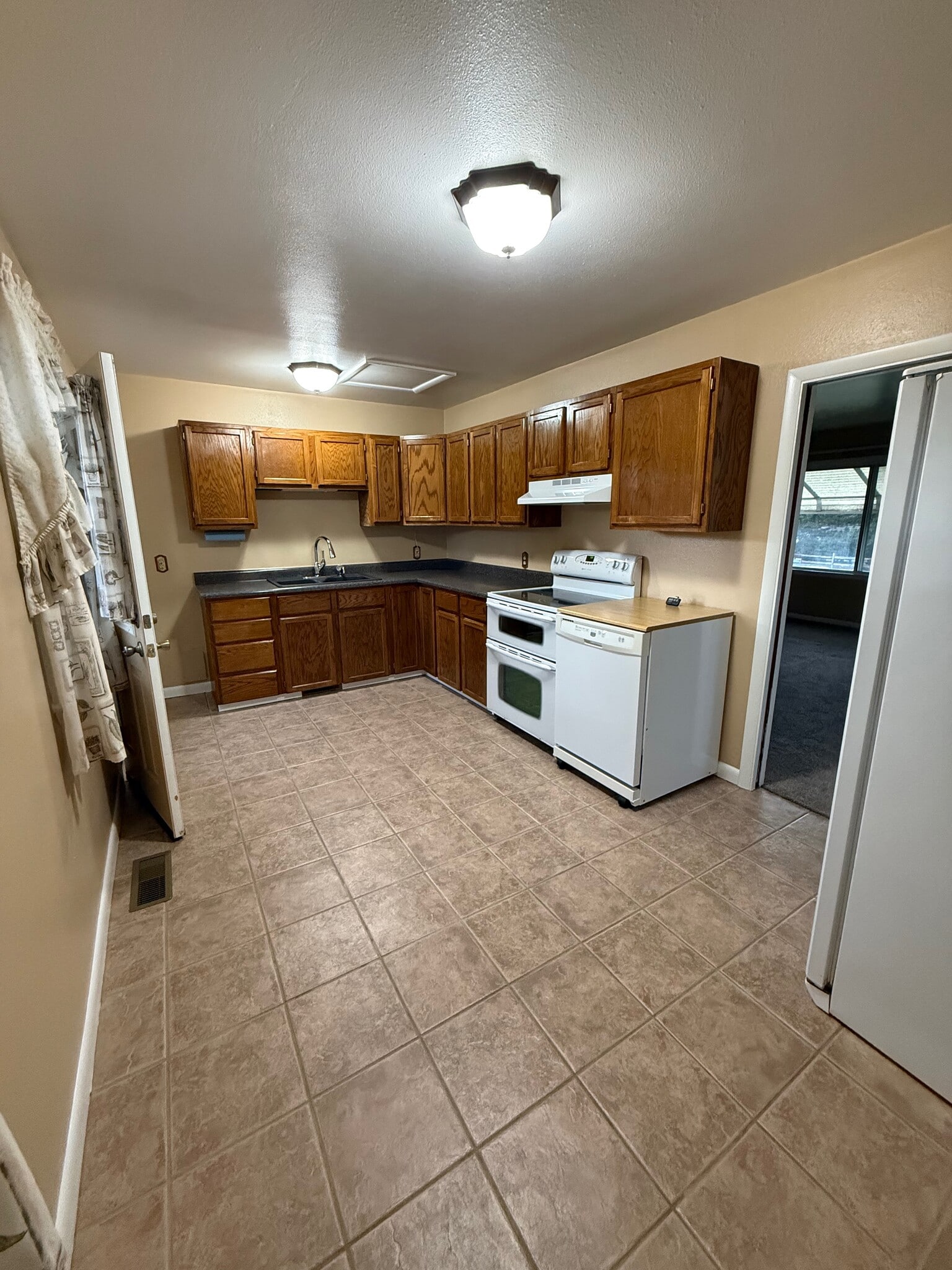 Kitchen - 1601 Crook Ave