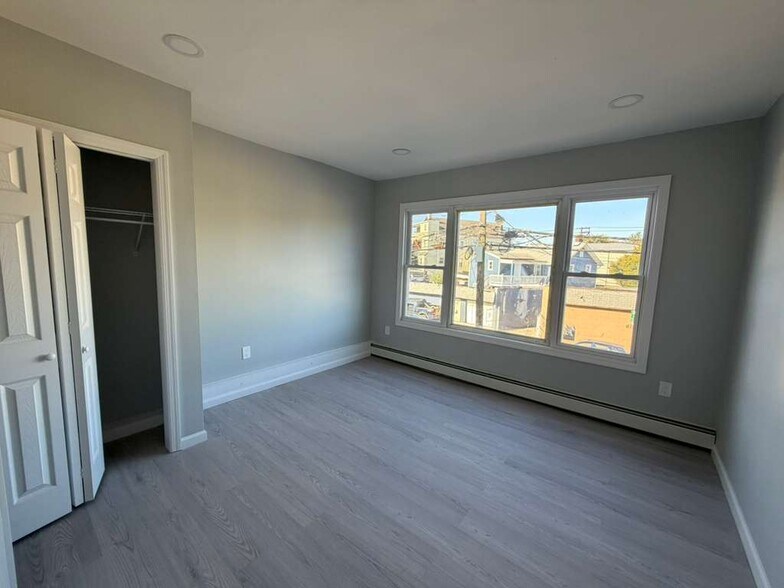 Building Photo - 17 E 15th St