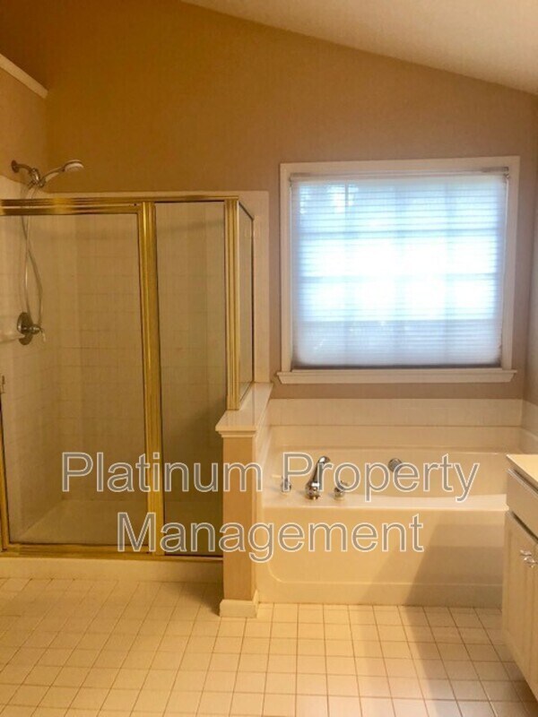 Building Photo - 3335 Woodside Ct