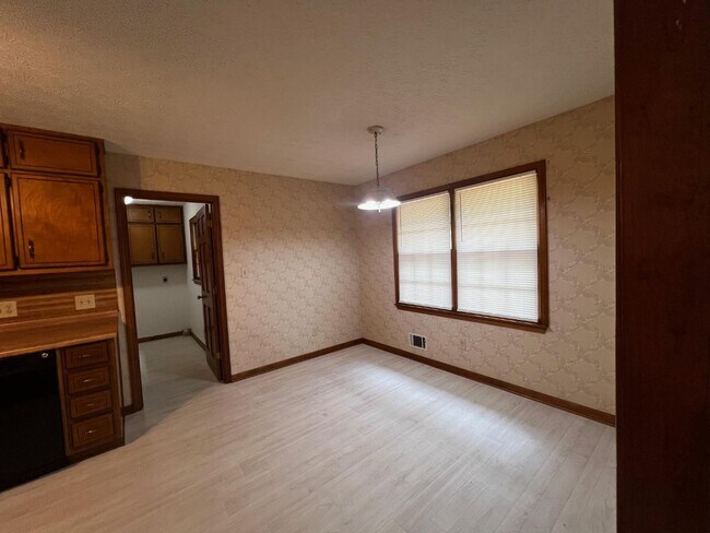 Building Photo - 380 Hidden Valley Dr SE