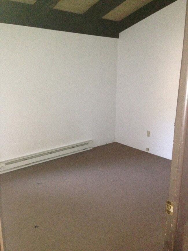 Building Photo - 3 Bedroom 2 Bath Duplex - Pets Negotiable ...