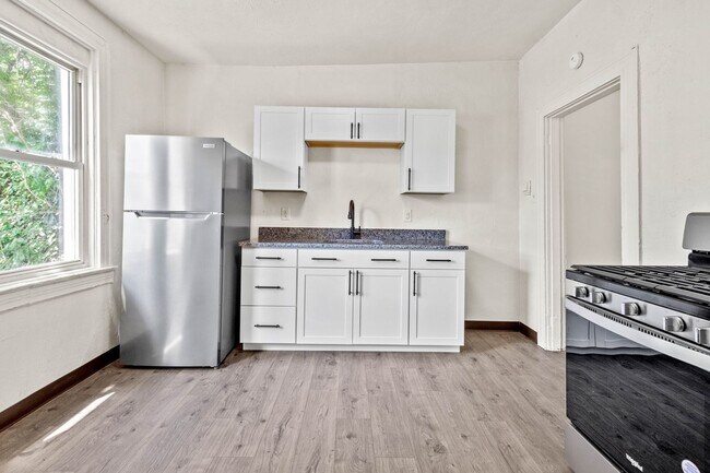 Building Photo - GREAT TWO BEDROOM IN SOUTH SIDE SLOPES!