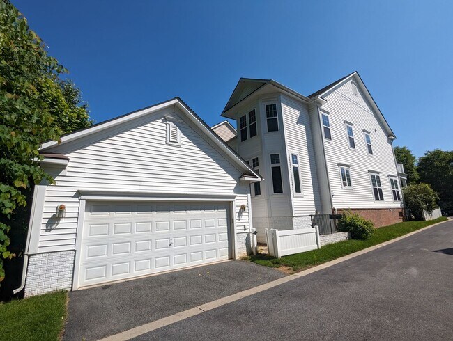 Building Photo - Impeccably maintained SFH in Clarksburg re...