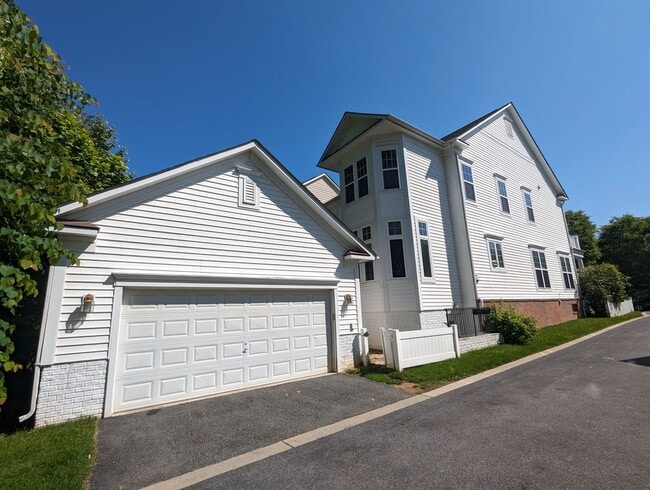 Building Photo - Impeccably maintained SFH in Clarksburg ready for you before the holidays!