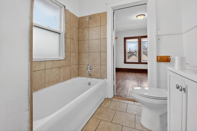 Building Photo - 1927 Harriet St