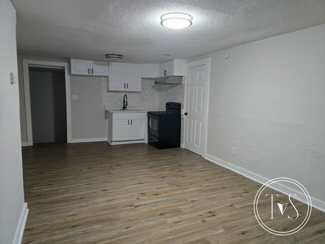 Building Photo - RATE DROP ALERT (was $1950/month)!