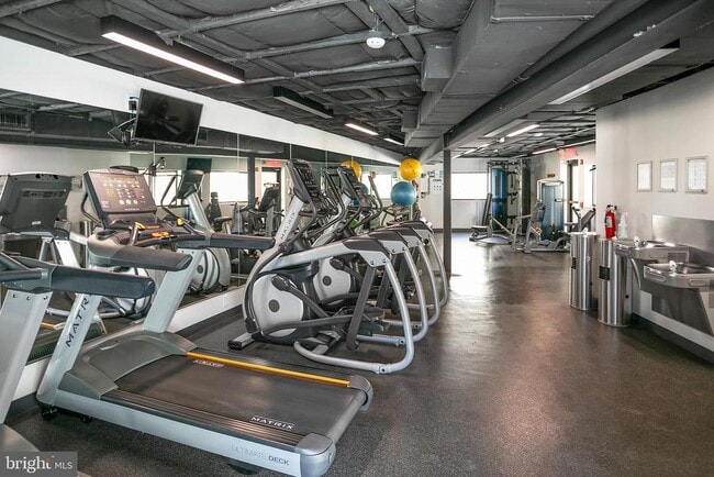 Building Photo - 3800 Fairfax Dr