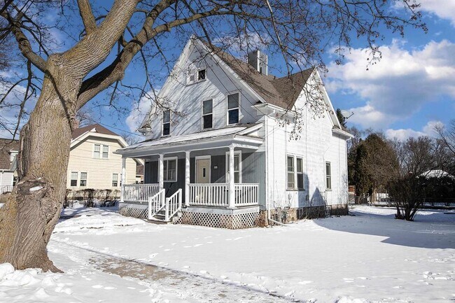 Building Photo - 1412 N Durkee St