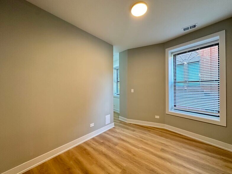 Building Photo - 419 W Belden Ave