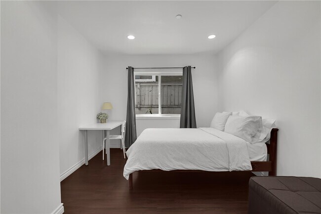 Building Photo - 2718 W Grand Ave