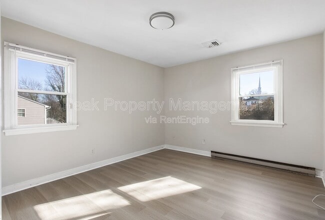 Building Photo - 11 N Fern Ave