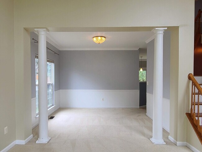 Building Photo - Gorgeous 6 BR Home, Convenient to Quantico & Commuting