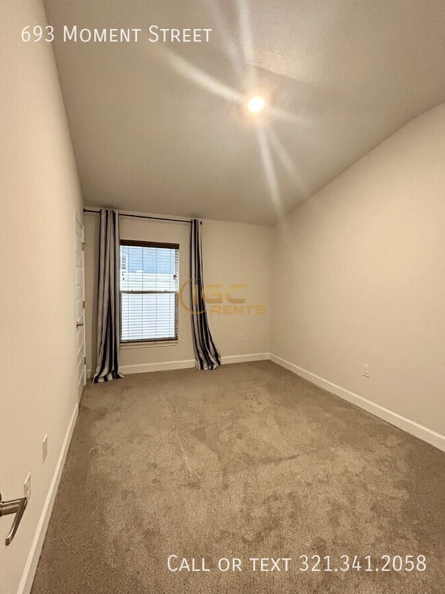 Building Photo - 693 Moment St